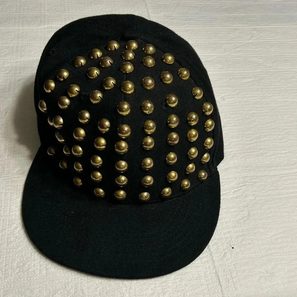 Y2K men black cap ,solid metal detail, gold colored , solid semi bead,punk - Picture 2 of 16